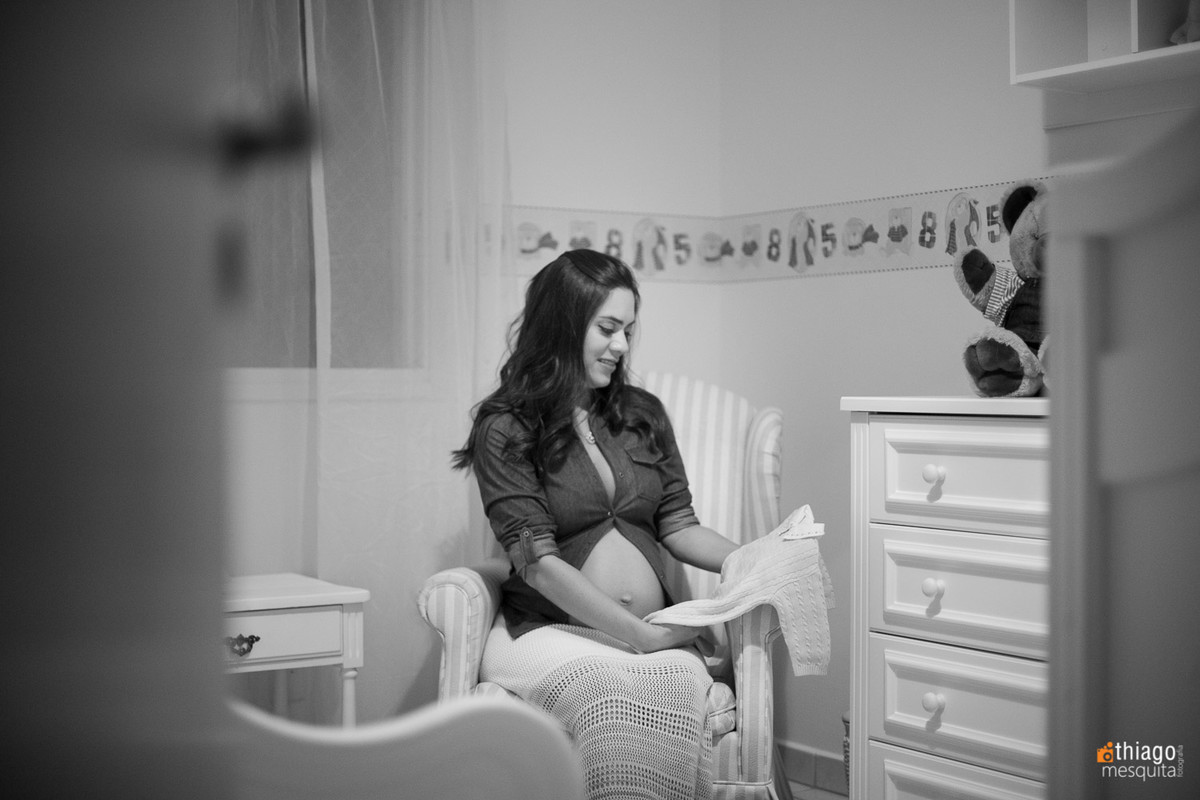 Preto e branco. Adriana Mesquita. sessão de gestante no quarto do bebê