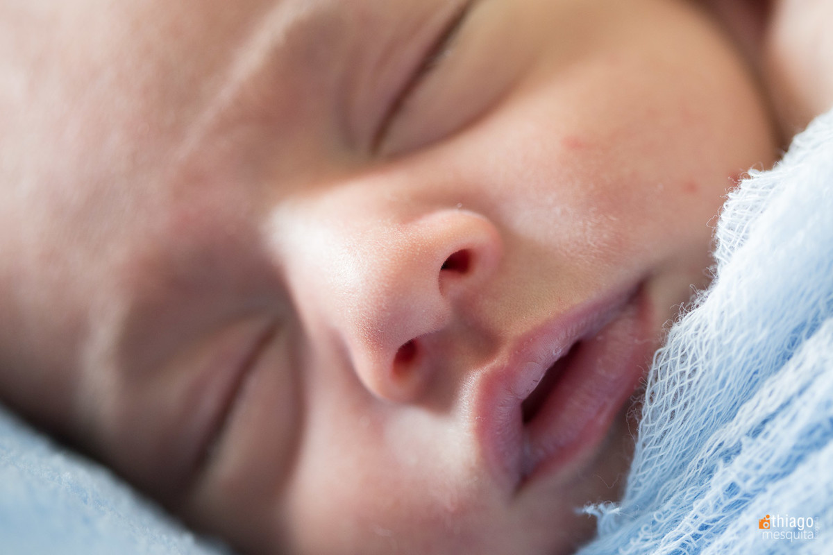 Newborn detalhes. New born com olhos fechados. Adriana Mesquita
