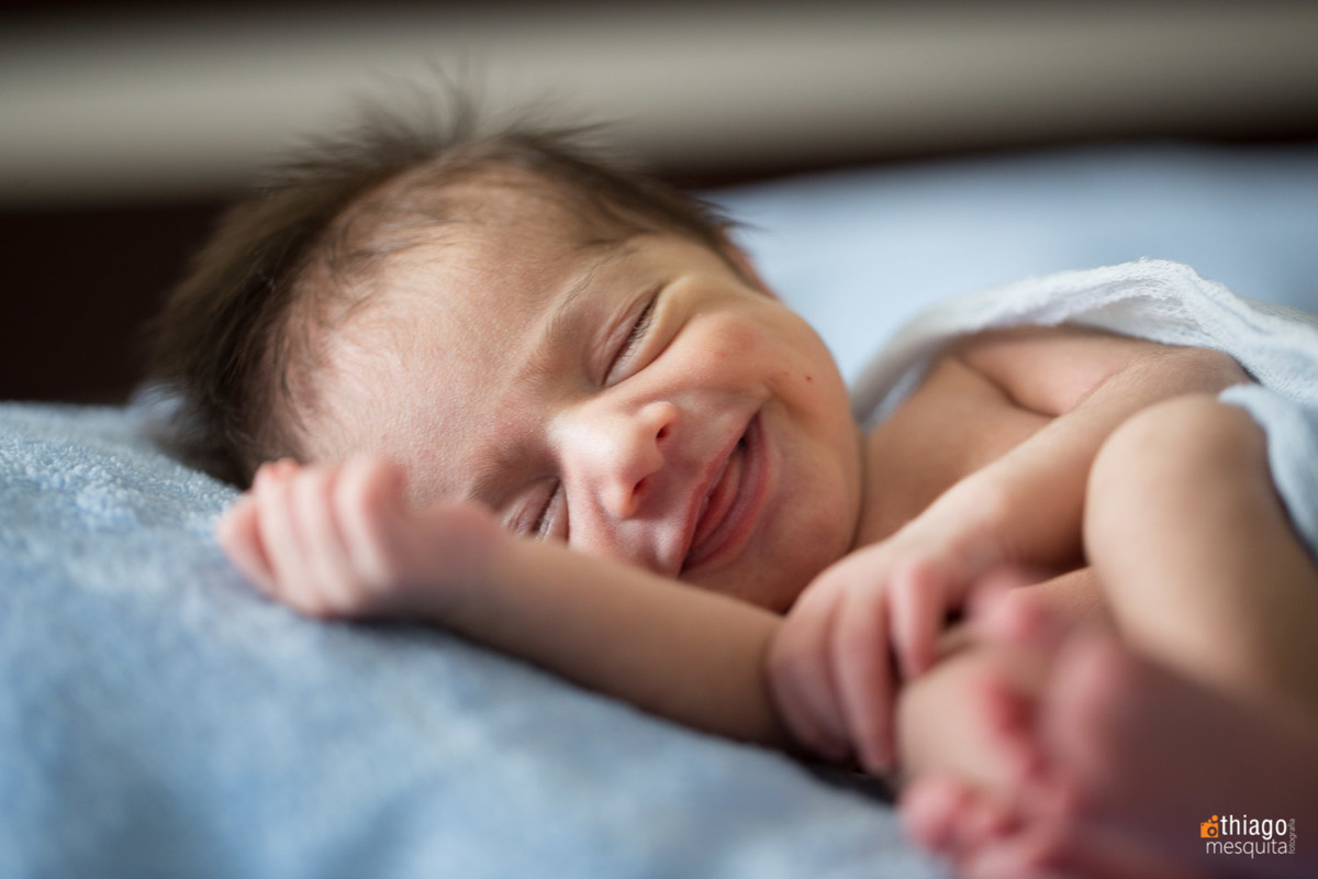 Newborn sorrindo. Adriana Mesquita