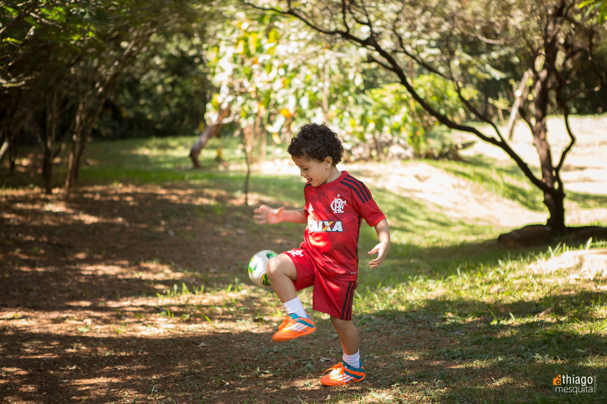 ensaio infantil uberlândia. menino brincando futebol