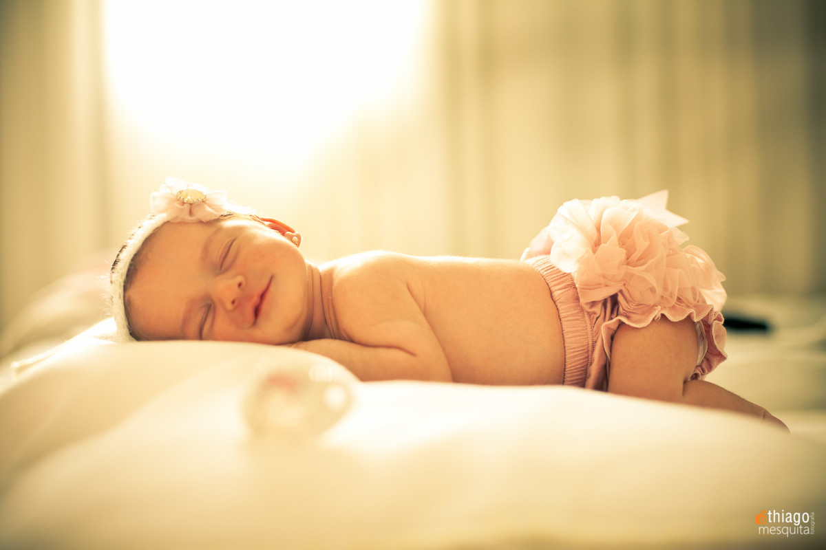 Recém nascido sorrindo. Adriana Mesquita. Newborn