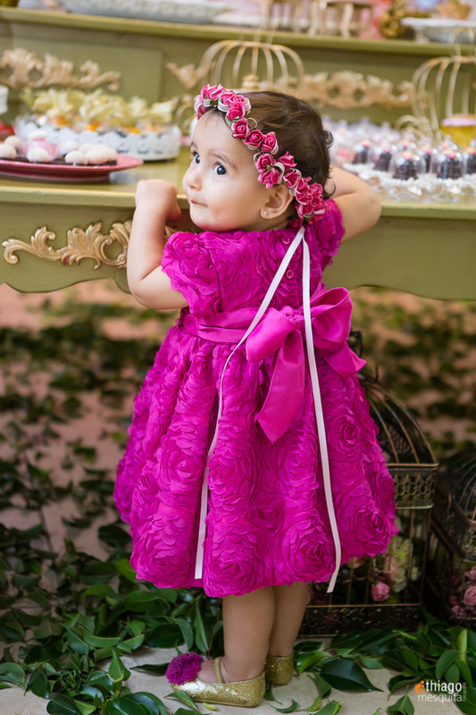 Menina com vestido rosa