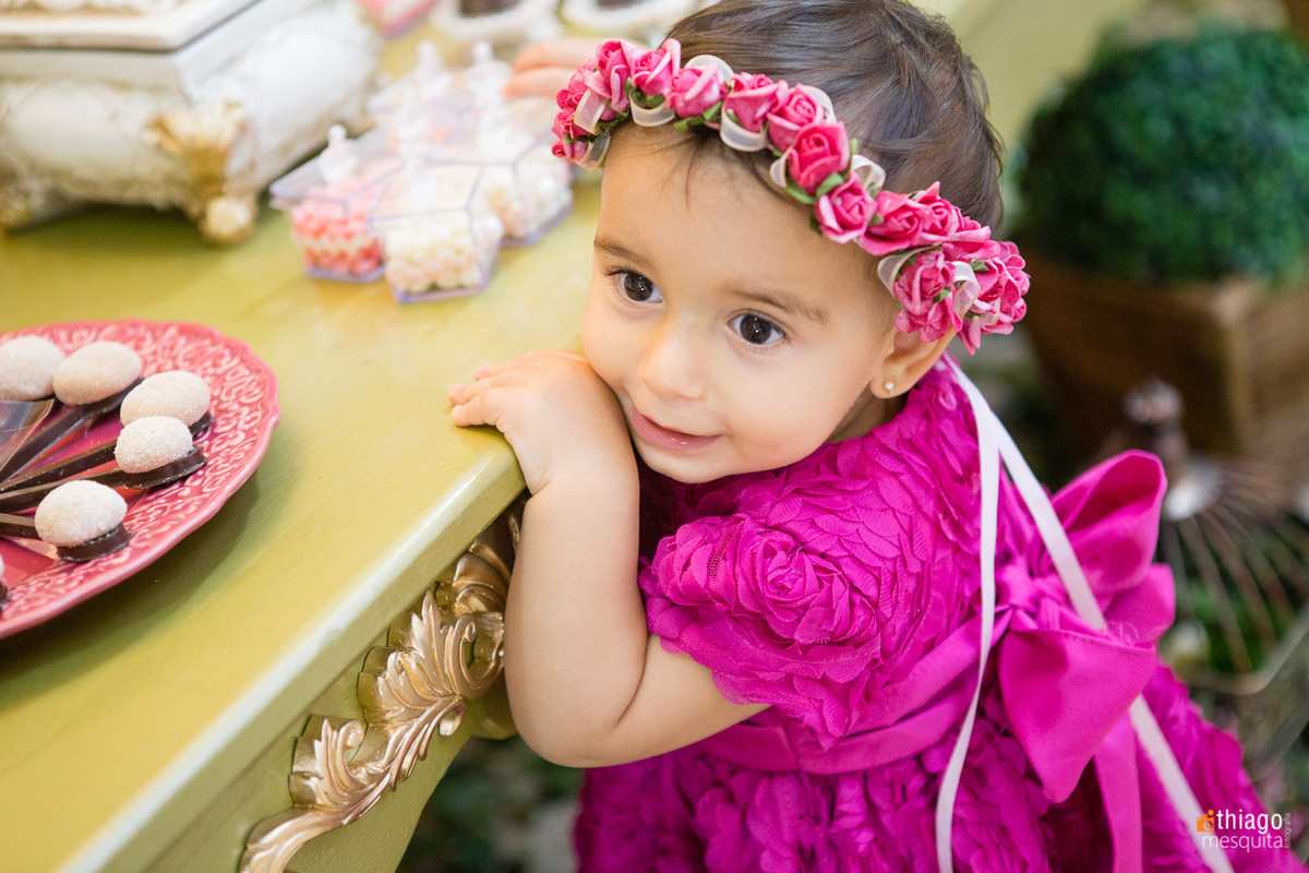 menina com coroa de flores