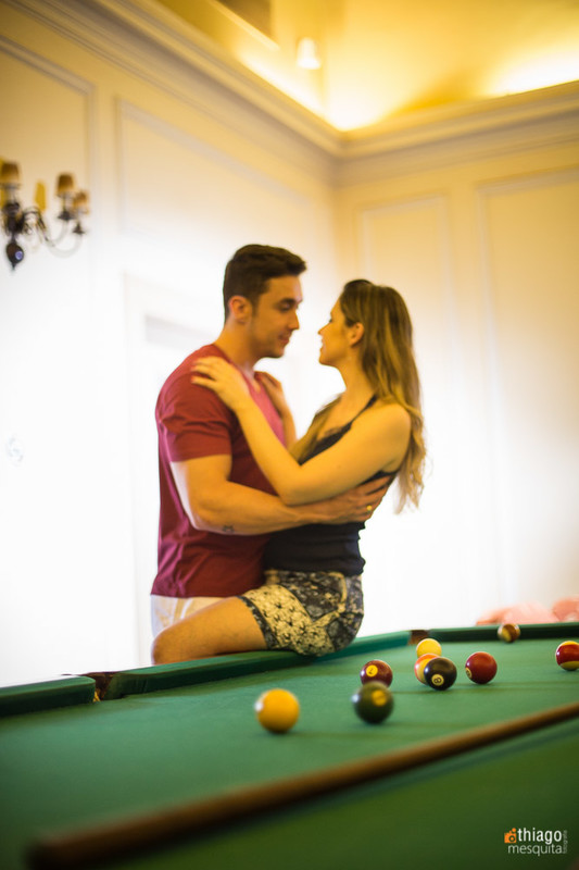 casal na mesa de sinuca