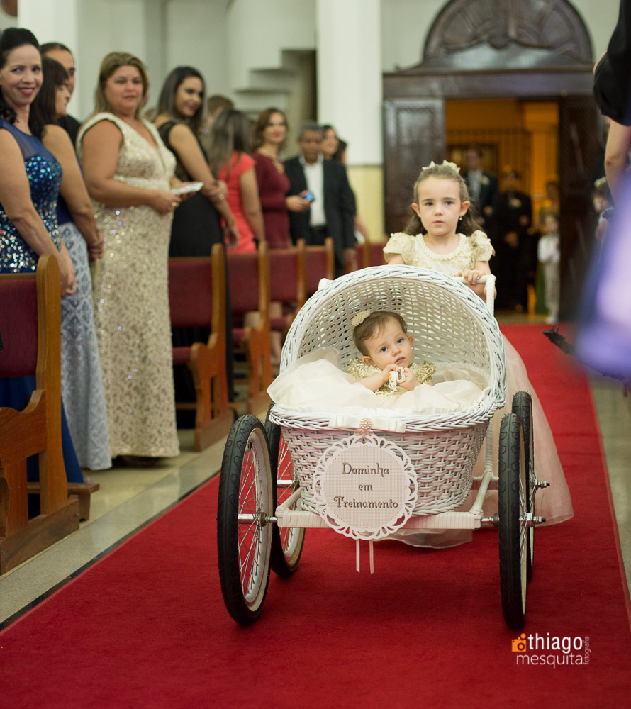 entrada de damas de honra com bebê no carrinho