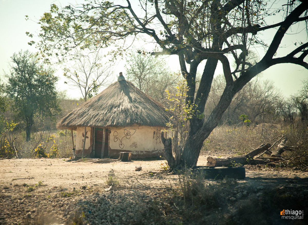 casa de saibro em moçambique e telhado de palha
