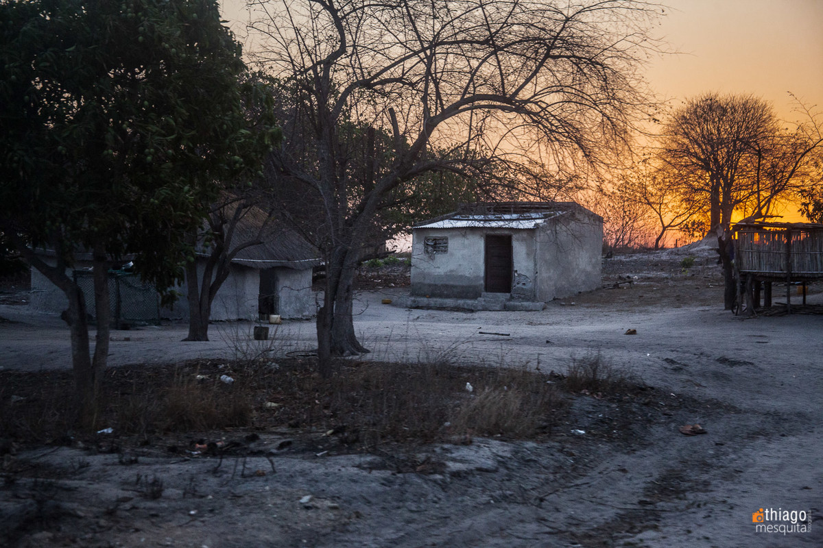 por do sol na áfrica em Moçambique - pela estrada
