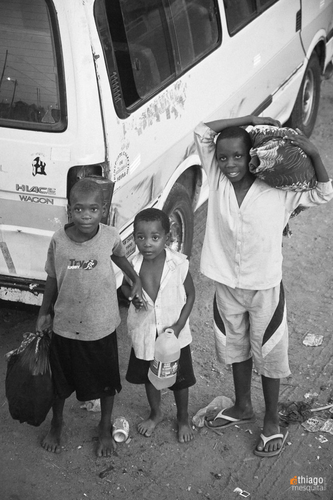 crianças em trabalho infantil na áfrica Moçambique
