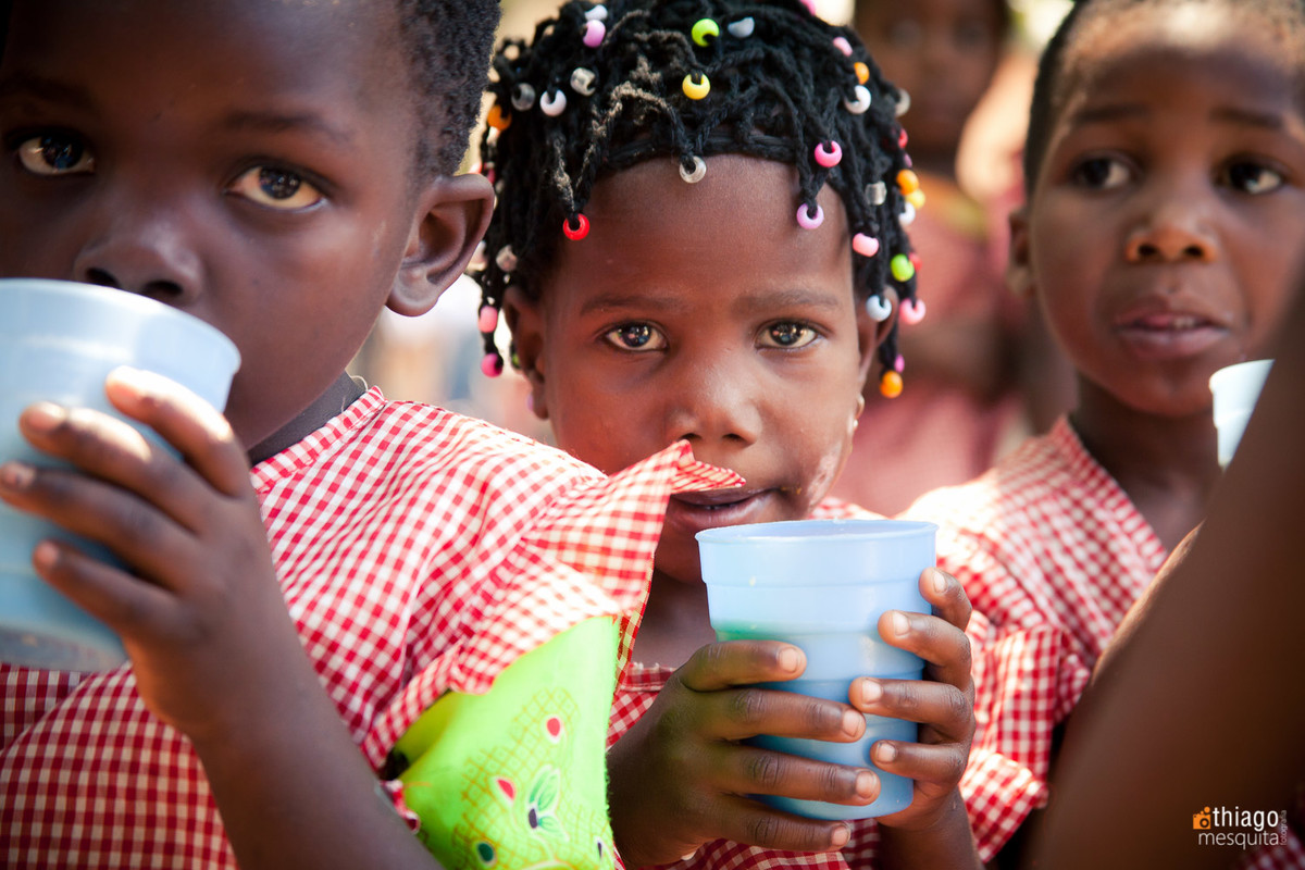 alimentando crianças na africa - leite - ong missao africa