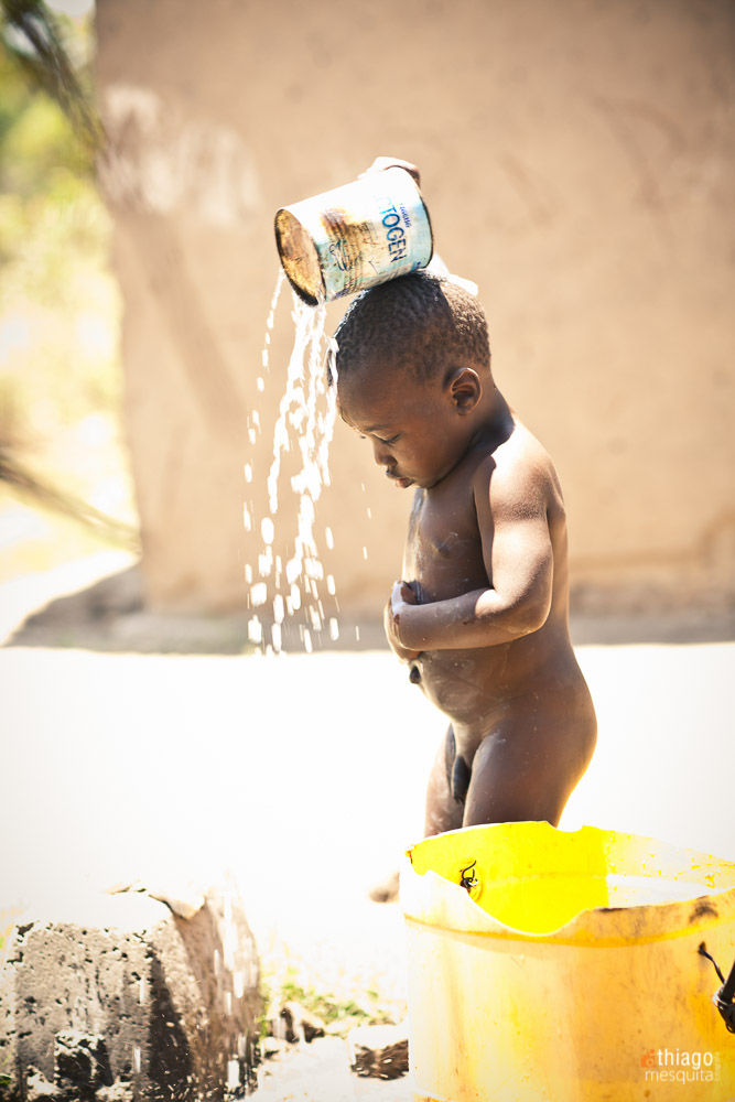 criança africana tomando banho - having bath african child
