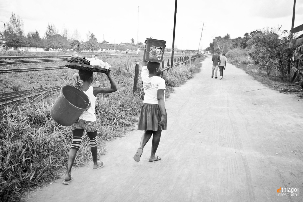 transportando balde de água na cabeça - crianças africanas - ong missão áfrica