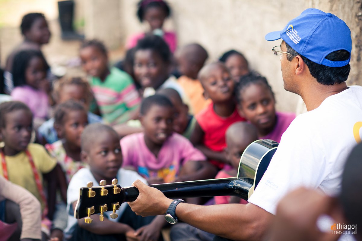 trabalho com crianças na áfrica - ensinando música