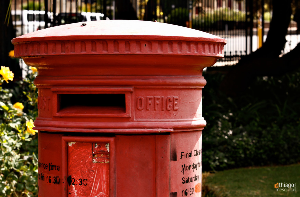 red post office box - caixa de correio vermelha em bluemfontein - south africa