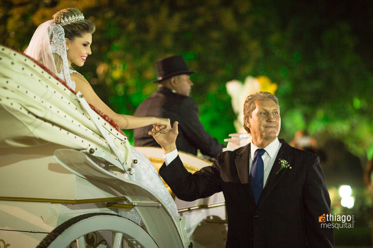 noiva chegando de charrete carruagem imperiale uberlândia