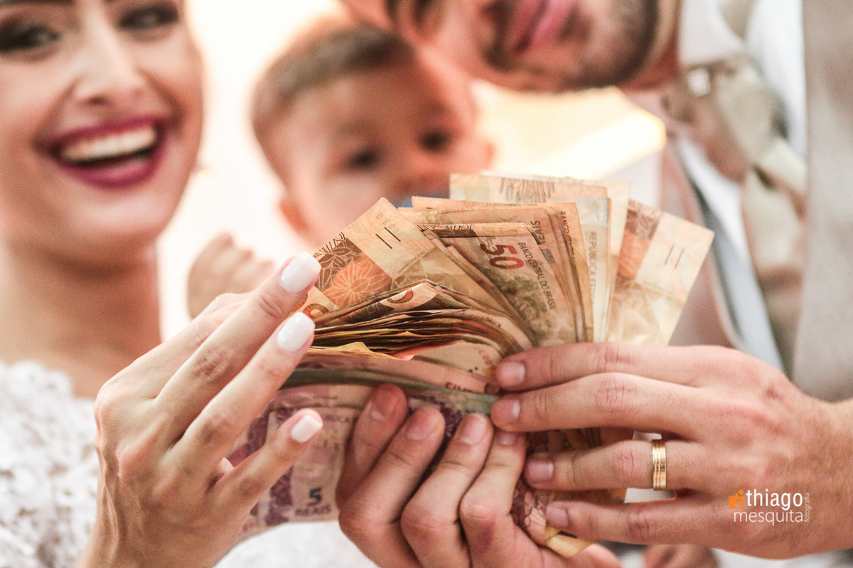 dinheiro. notas. Vilela Arantes - Chácara e Salão de Eventos