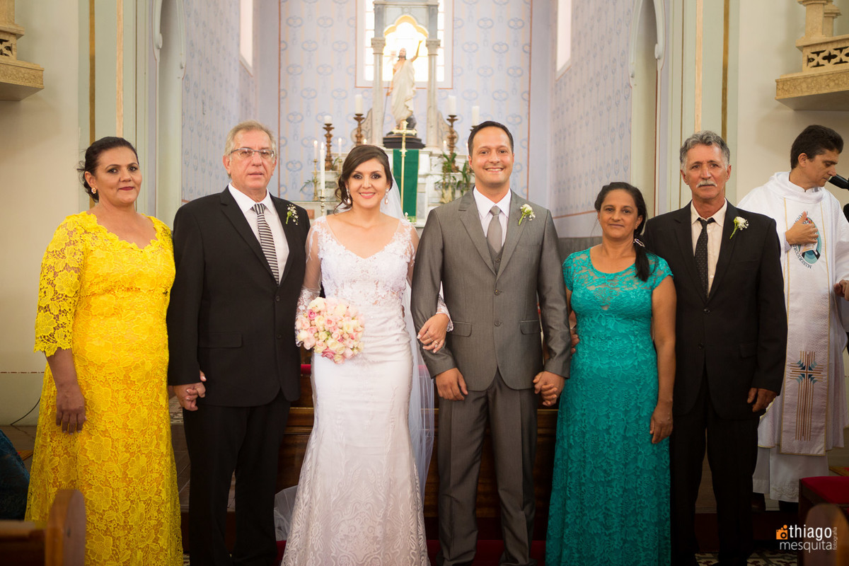 foto com os pais na saída da igreja