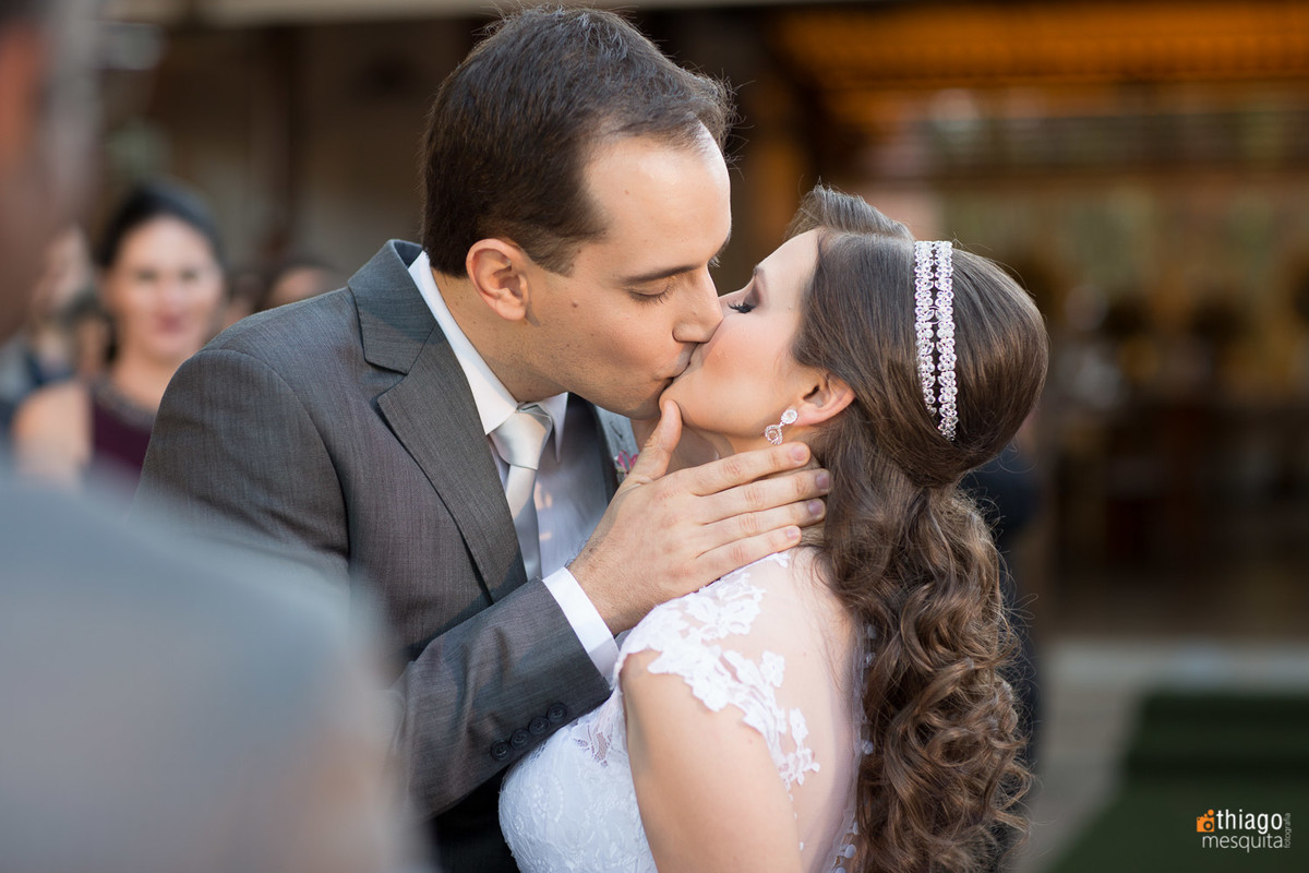 casamento em uberlândia no villa alvim - beijo do casal - por Thiago Mesquita