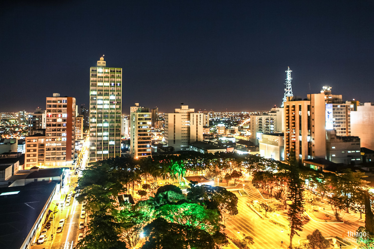 praça tubal vilela uberlândia noturna