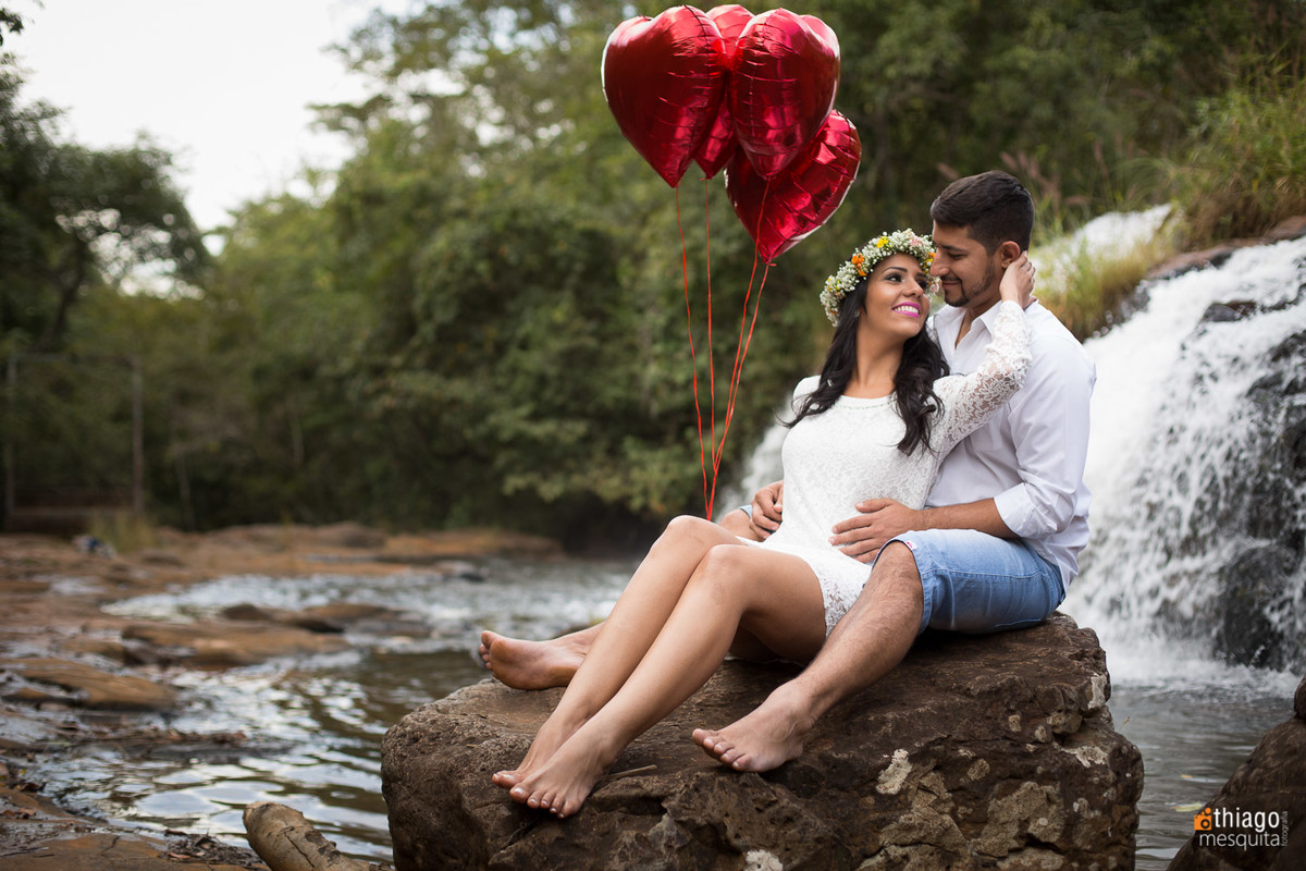 ideias para fotos de casal prewedding em uberlândia - thiago mesquita - solar dos ipes - prata - balões vermelhos com gas helio