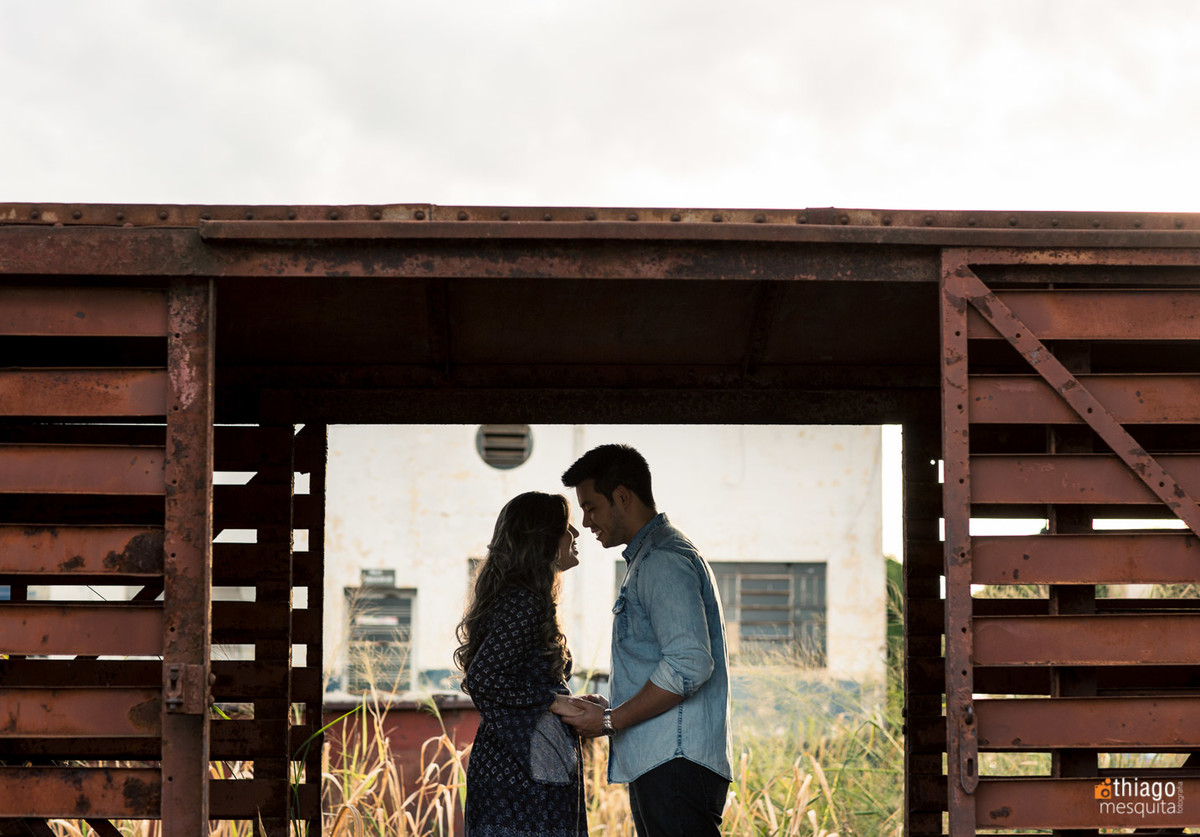 prewedding pre casamento em araguari - thiago mesquita fotografia - trilhos ferrovia trem de ferro