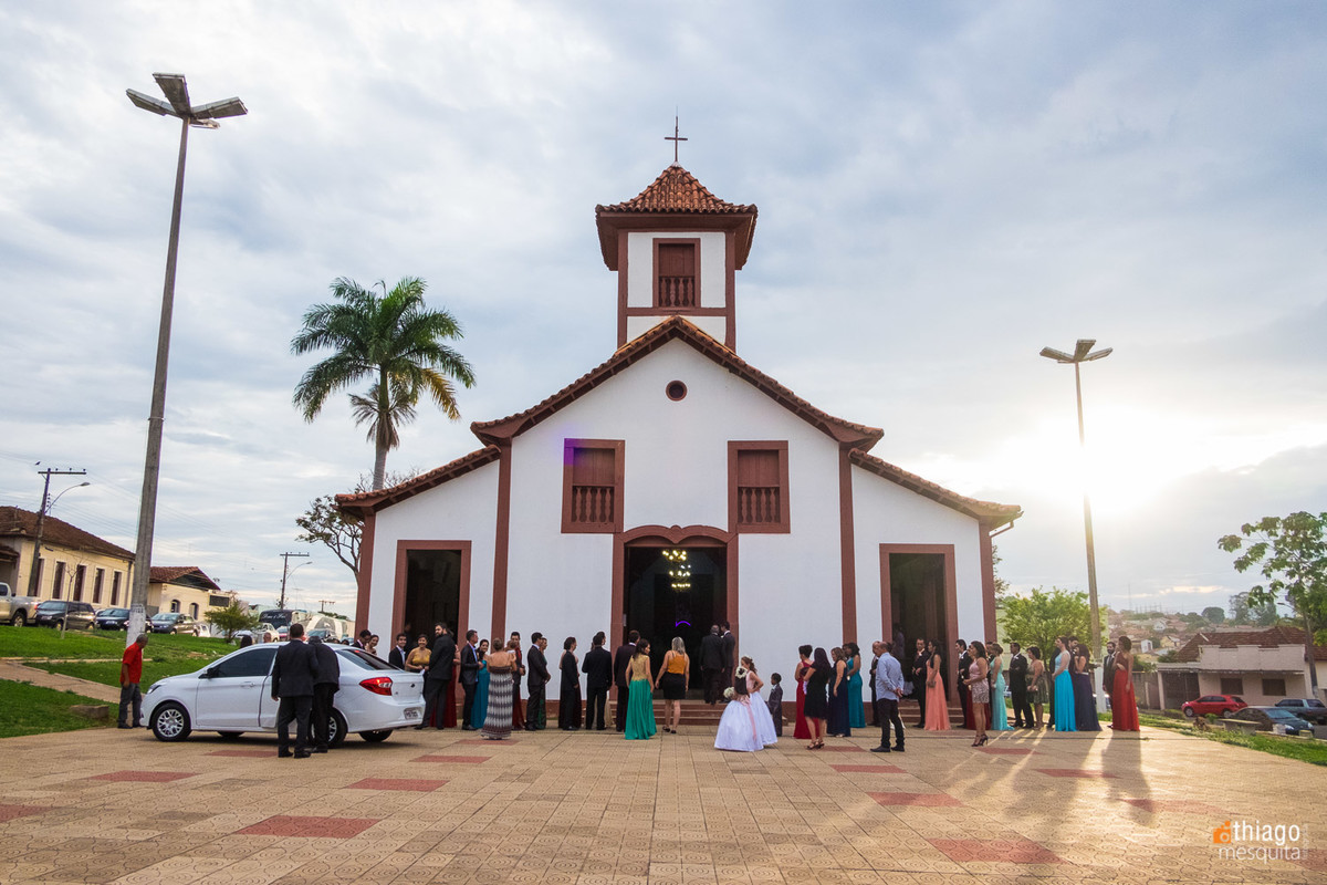 vista da igreja com os convidados registrada pelo fotógrafo de casamento Coromandel MG Thiago Mesquita numa linda tarde de amor