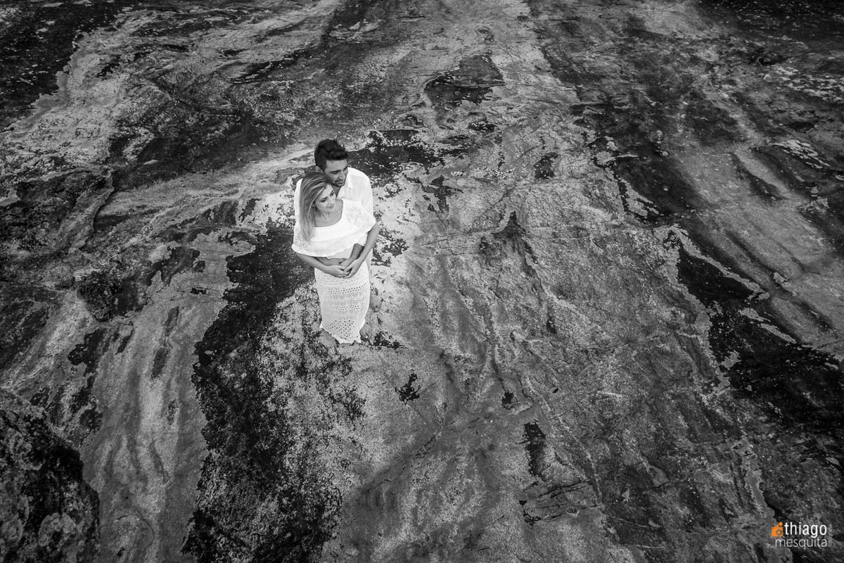 Fotografia de casal nas rochas de São Francisco do Sul em Santa Catarina