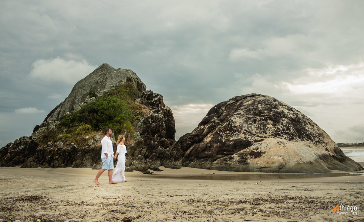 casal caminhando na praia de São Francisco do Sul