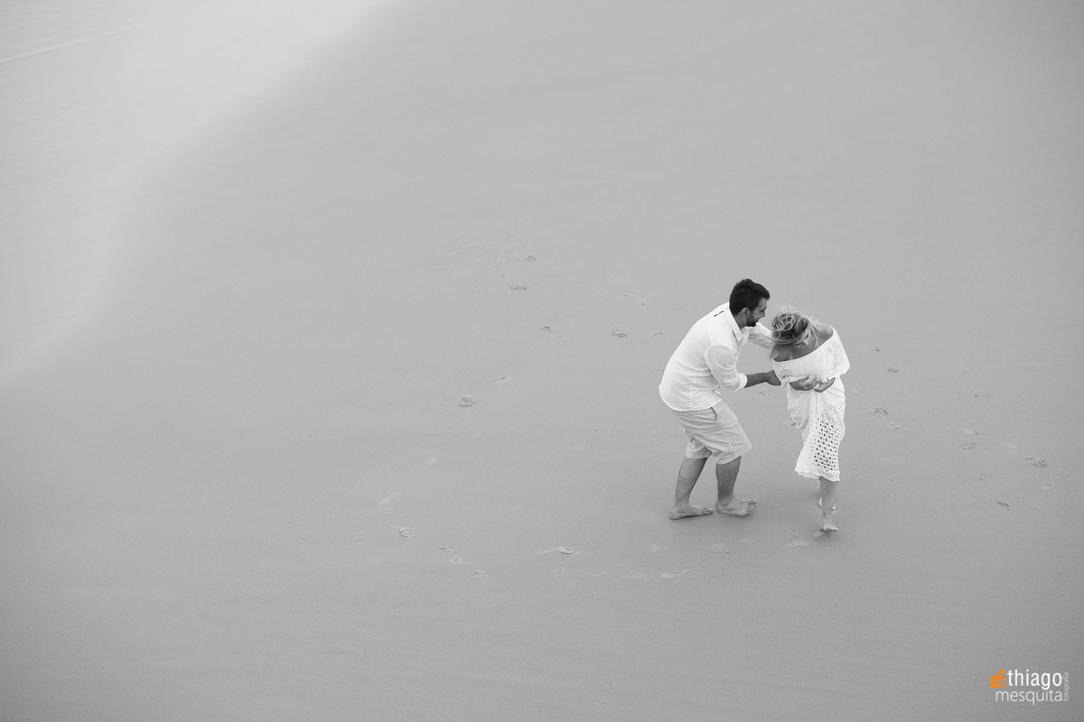 Fotografia aérea de casal na praia de São Francisco do Sul