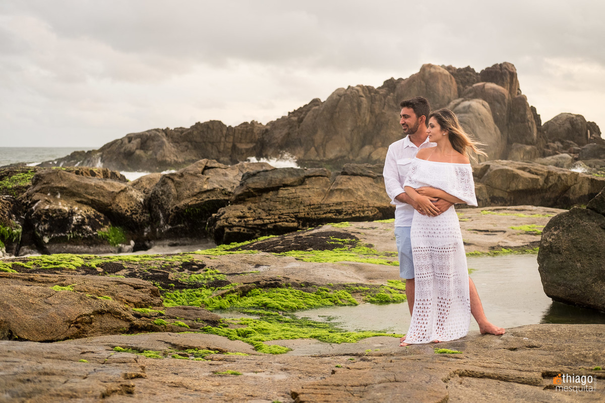 fotografia de casal olhando pro horizonte da praia, Thiago Mesquita