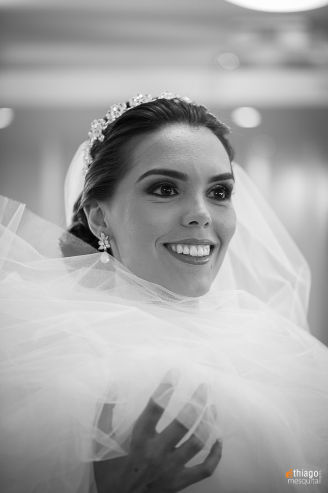 close up em preto e branco da noiva colocando o véu