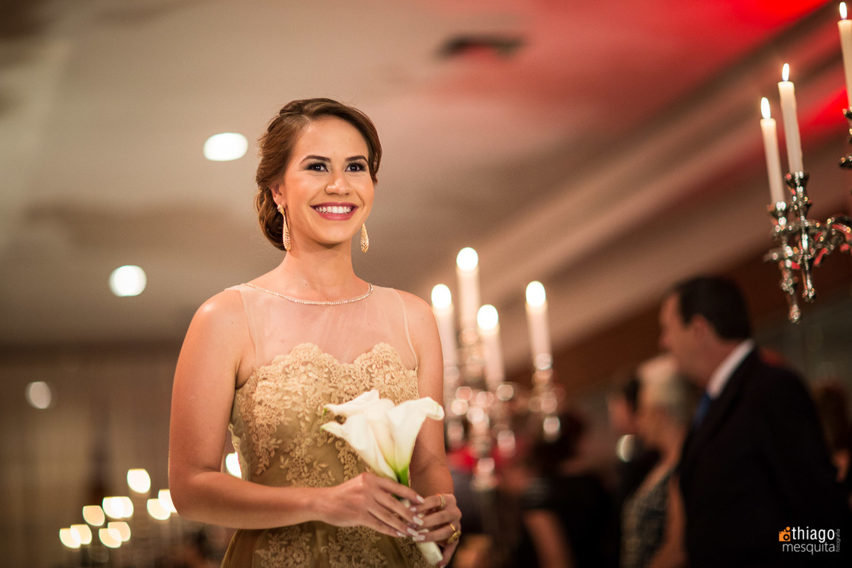 madrinha de casamento com vestido dourado, por Thiago Mesquita