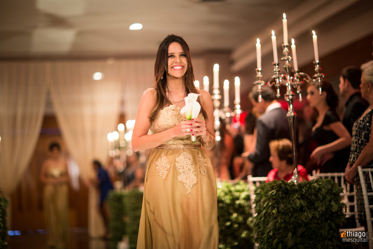madrinha de casamento com vestido dourado, por Thiago Mesquita