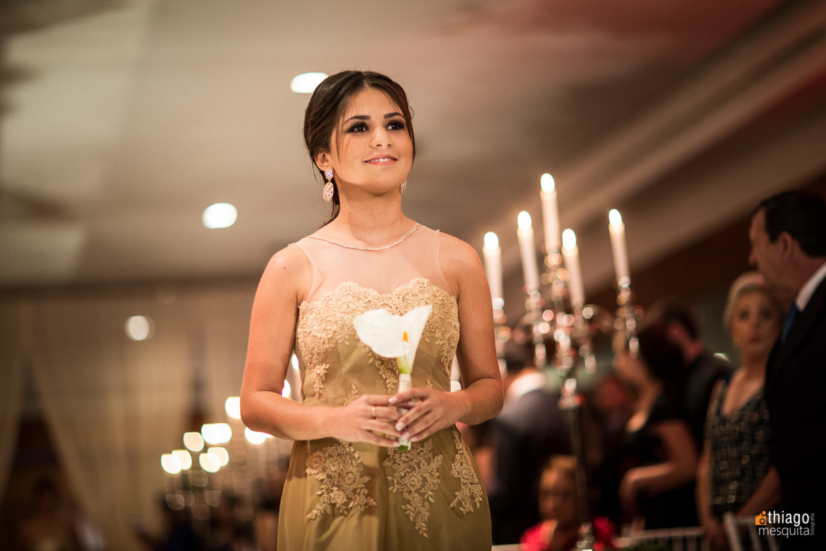 madrinha de casamento com vestido dourado, por Thiago Mesquita