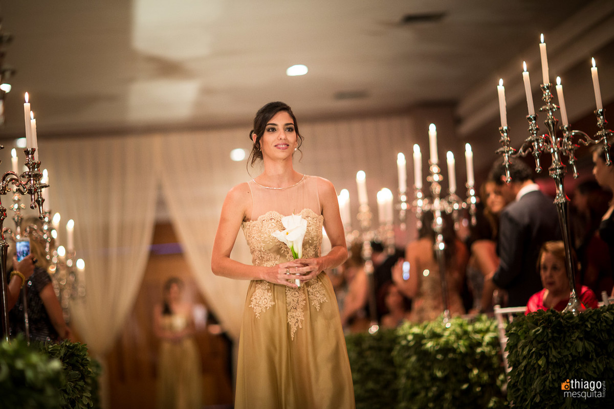 madrinha de casamento com vestido dourado, por Thiago Mesquita