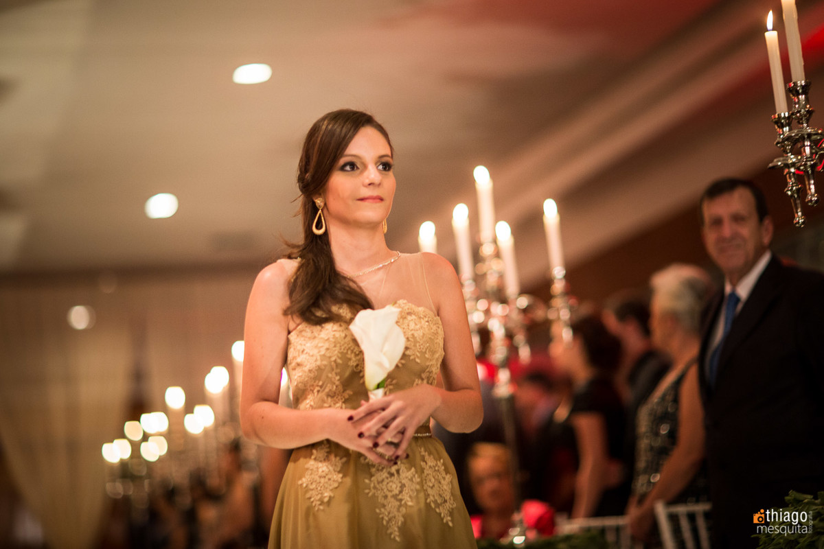 madrinha de casamento com vestido dourado, por Thiago Mesquita