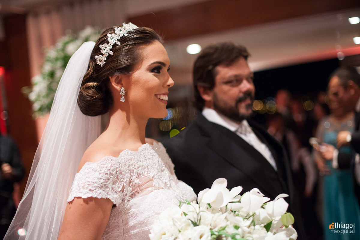 noiva entrando na igreja com o pai