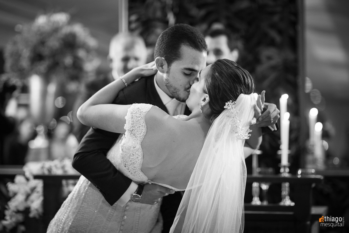 beijo final após cerimônia de casamento