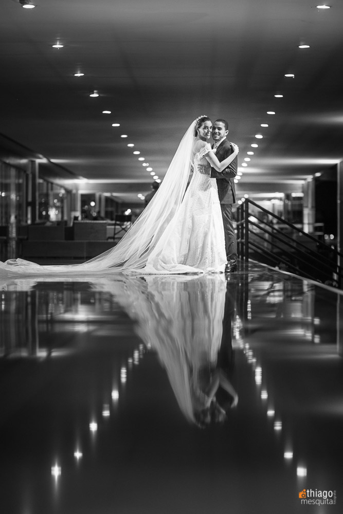 reflexo dos noivos no ensaio de casal pelo fotografo Thiago Mesquita