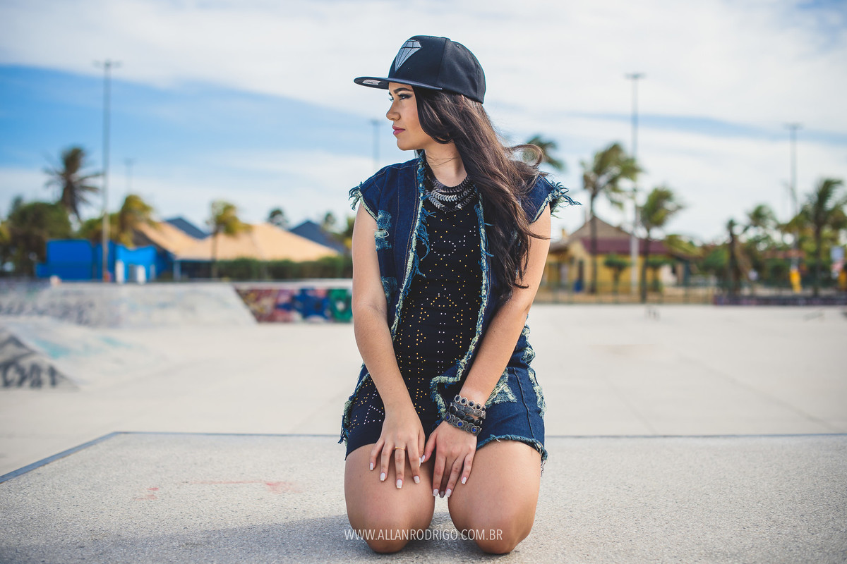 Amanda ajoelhada na pista de skate da orla de Atalaia
