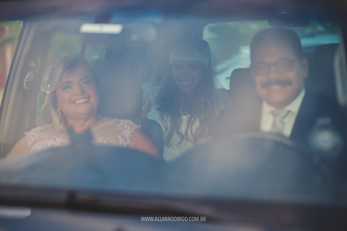 Noiva com os pais no dia do casamento