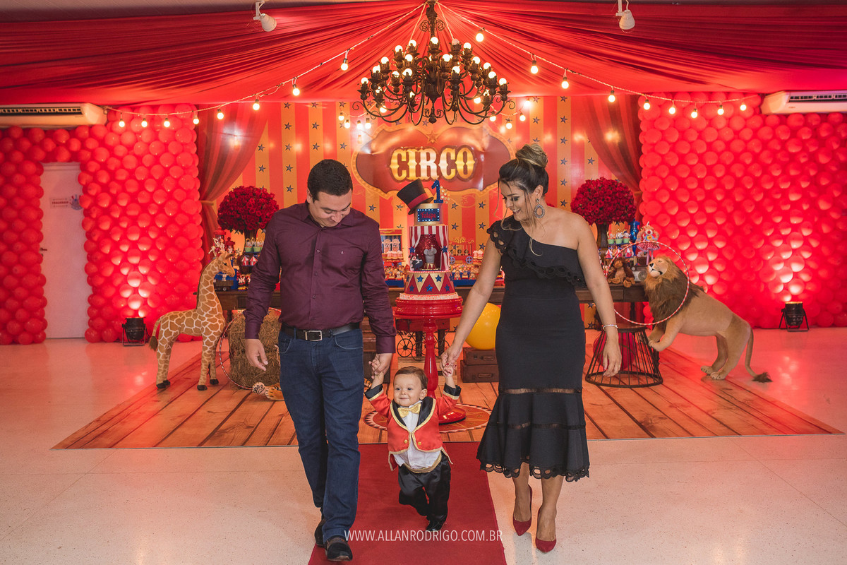 Felipe com papai e mamãe na mesa da festa infantil circo