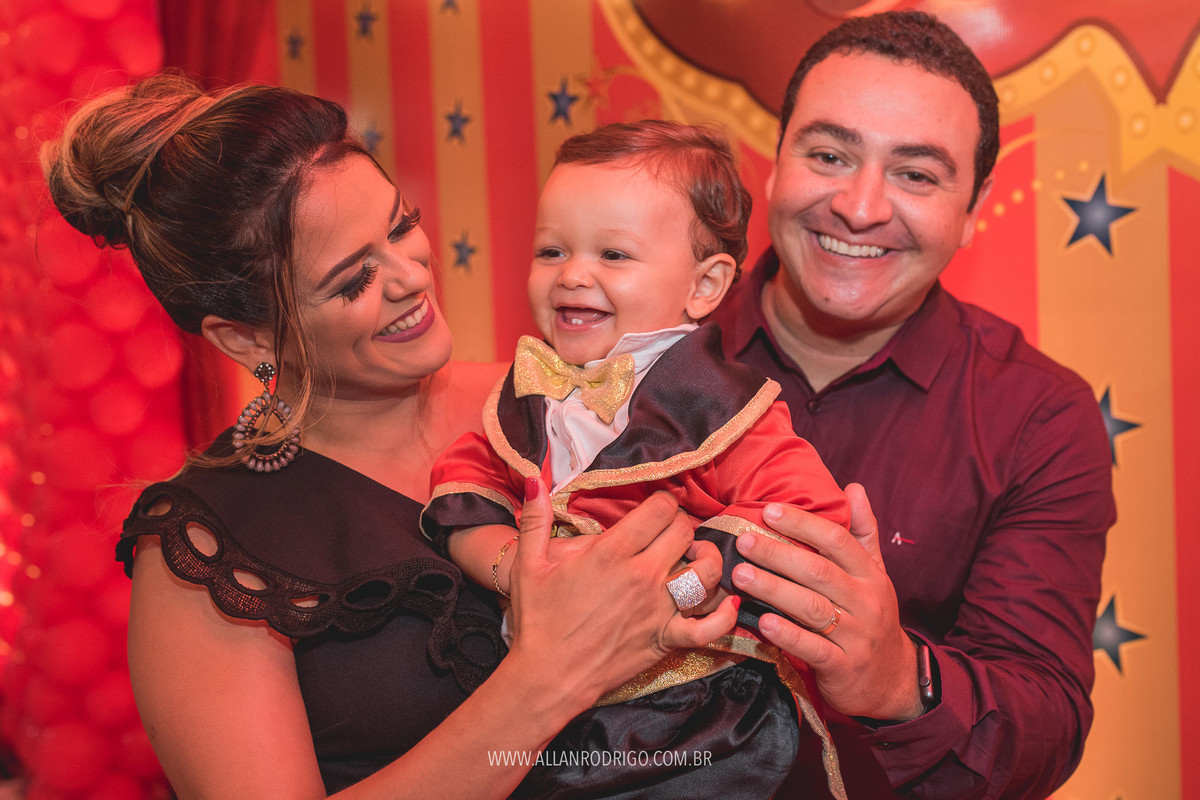 Felipe com mamãe e papai no circo festa infantil