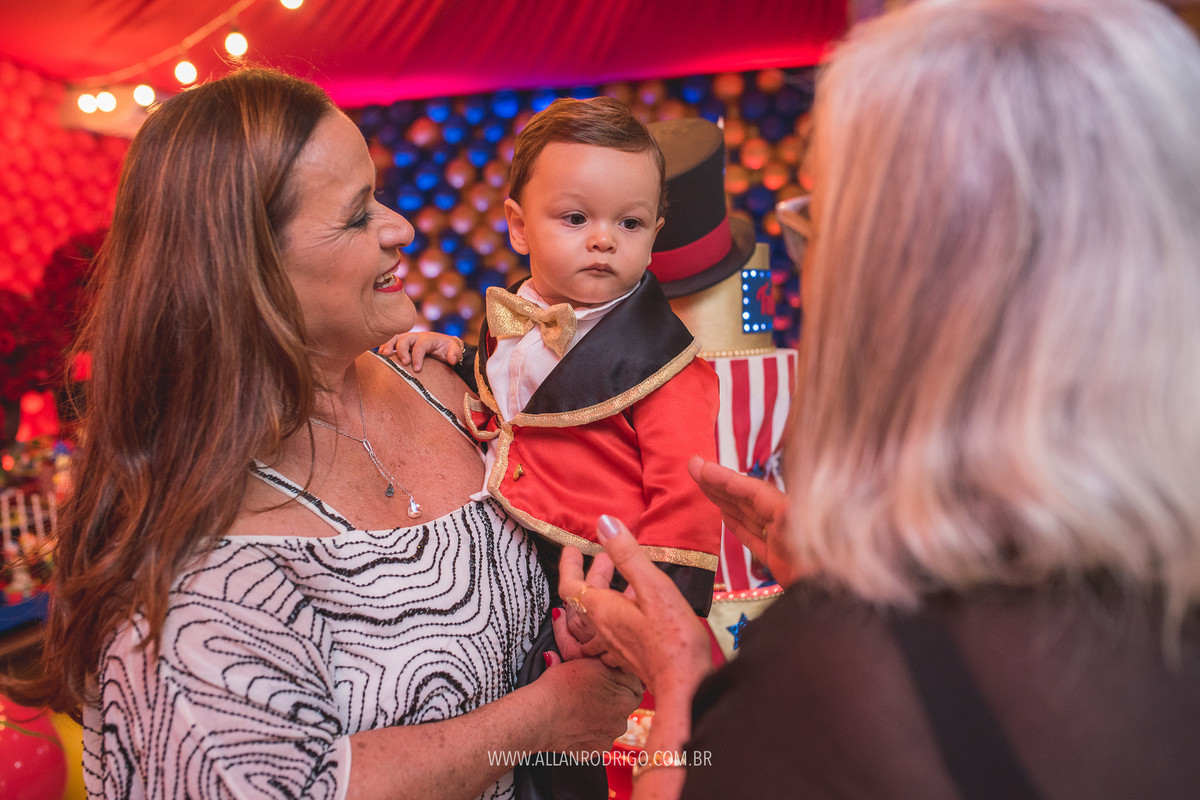 Felipe no circo com a vovò
