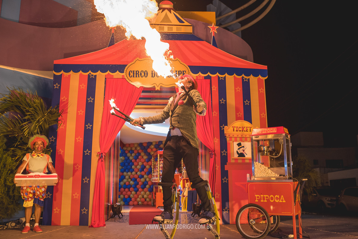 Palhaço cuspindo fogo no grande circo do Felipe