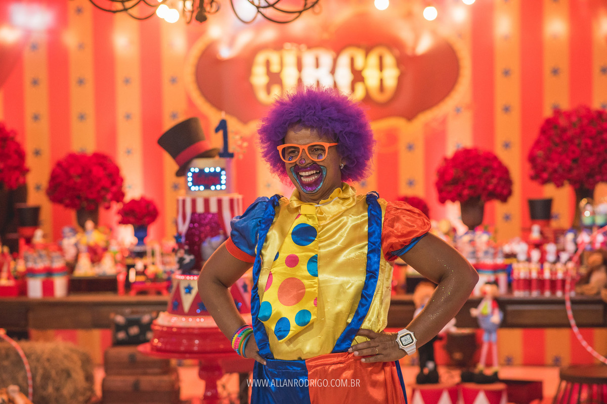 Palhaça Tia mel toda sorridente no aniversário circo do Felipe em Aracaju