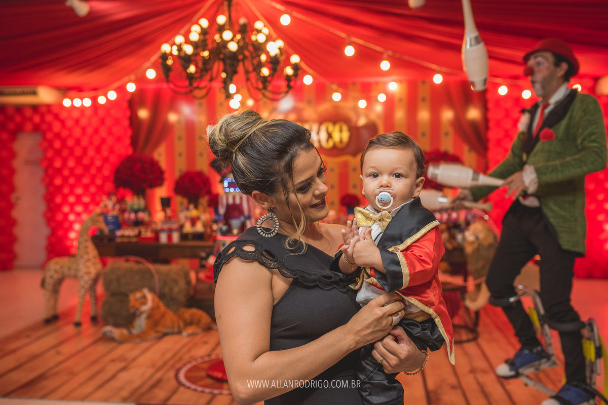 Felipe batendo os parabéns com a mamãe
