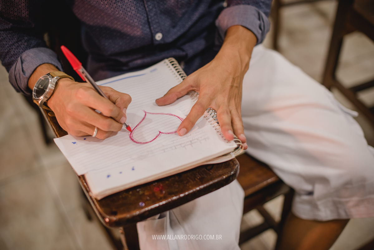 Noivo desenhando coração para noiva