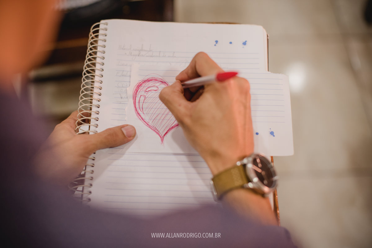 Noivo desenhando coração para noiva