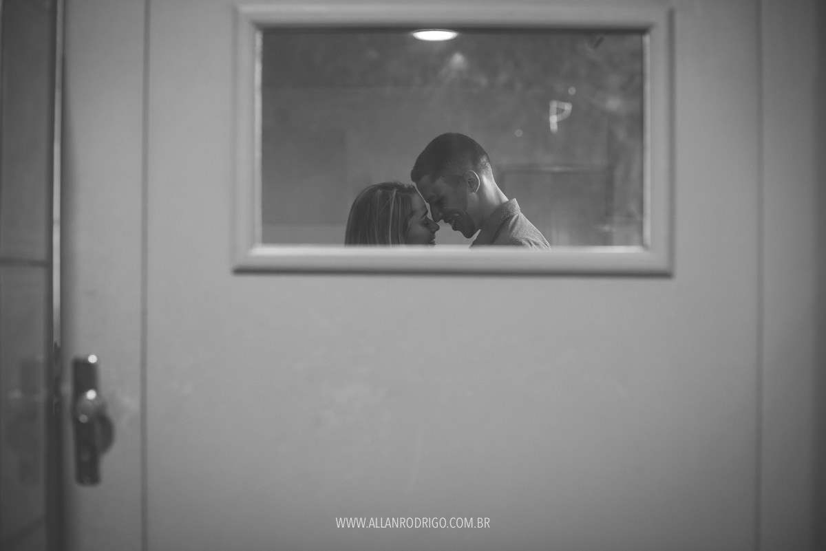 casal troca carinho na sala de aula que se conheceram 7 anos atrás