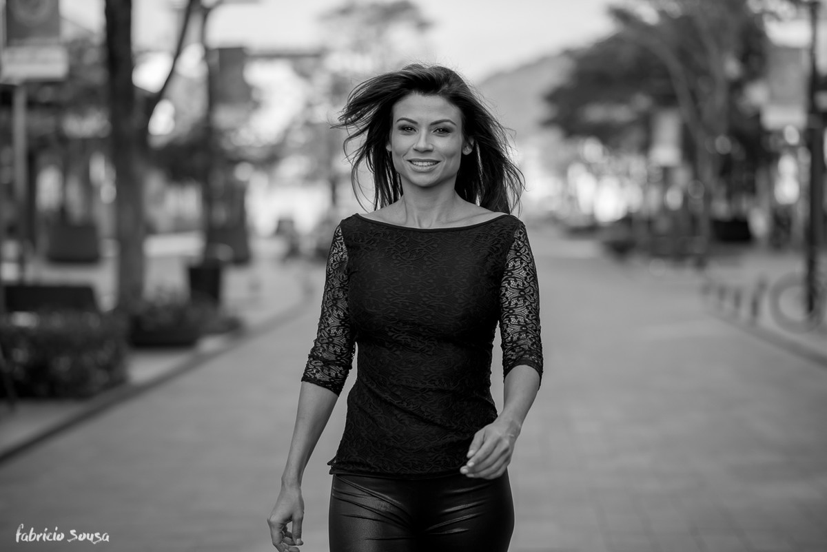 Karina Peloi desfila no Passeio Pedra Branca